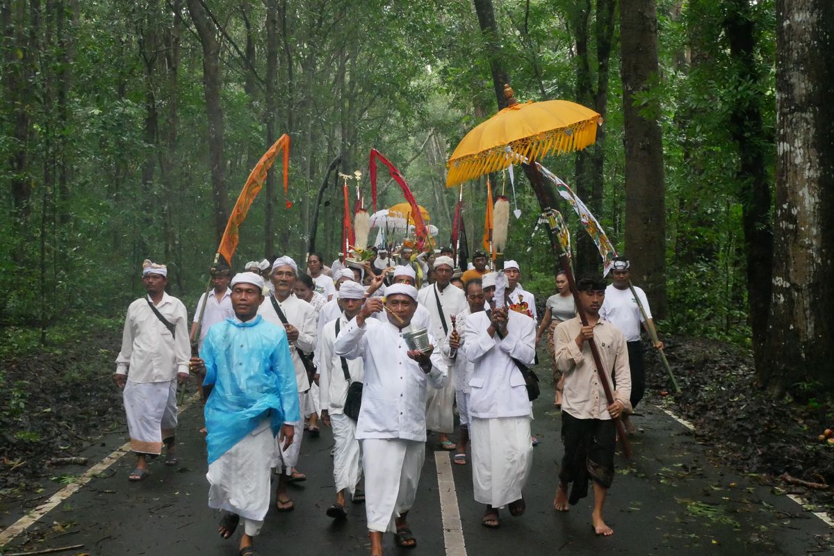 umat-hindu-merayakan-pagerwesi-dengan-khidmat-di-pura-giri-salaka-alas-purwo